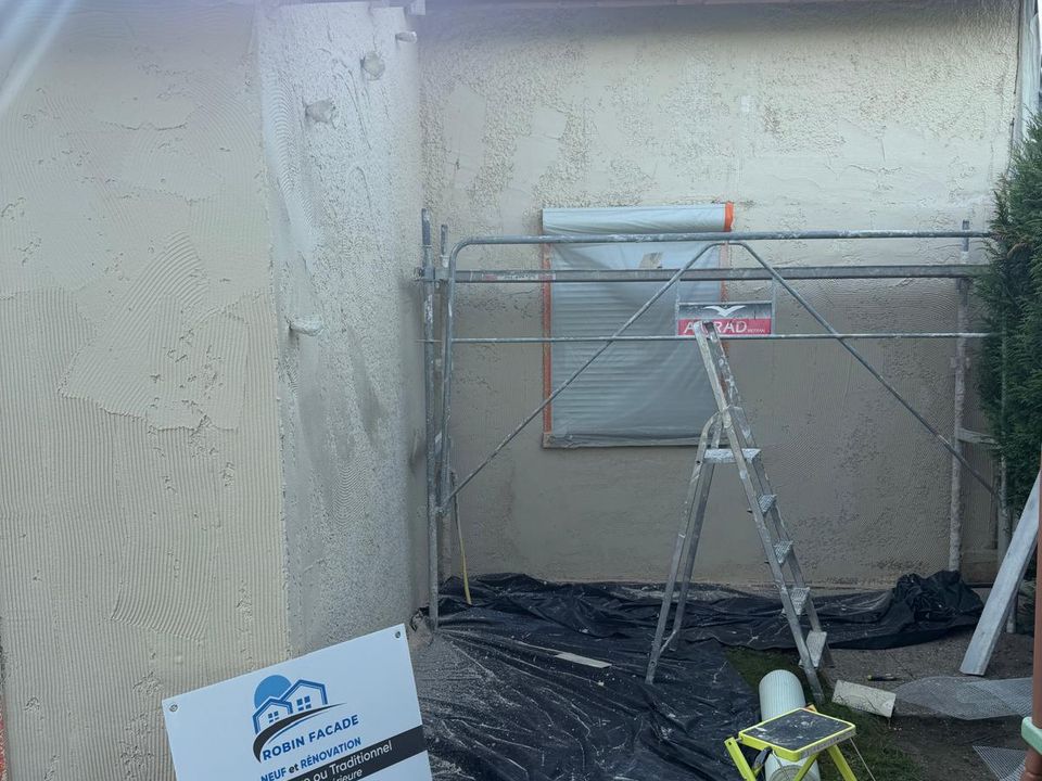 Annexe avant travaux : mur dégradé, échafaudage roulant et bâches de protection au sol.